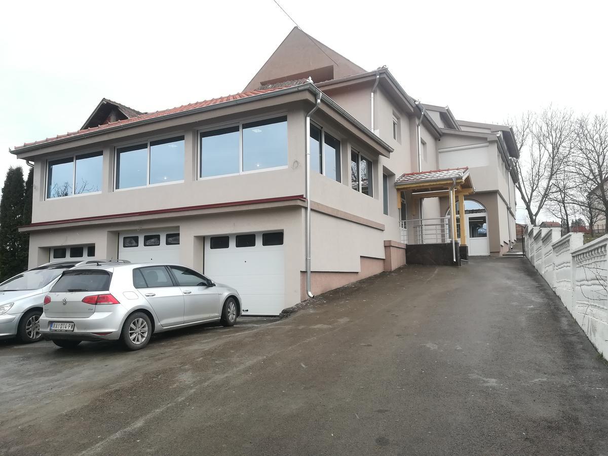 Karavan 123 Raška Buitenkant foto