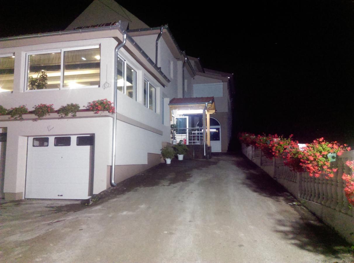 Karavan 123 Raška Buitenkant foto